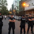 Žandarmerija potisnula građane ispred prostorija SNS-a na Novom Beogradu: Tokom večeri verbalni sukobi i razmena flaša i jaja…