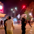 VIDEO: Pogledajte kako SNS aktivista vatrometom gađa građane u Vrbasu, policija ne reaguje