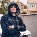 Vuk Mob raskinuo sa devojkom