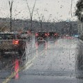 Како се вози када пљушти киша: Возачи у Србији праве 3 грешке, ово су правила која спашавају животе за воланом