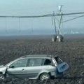 (Video) Lančani sudar na putu Bački Petrovac-Rumenka, automobili završili u njivi