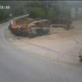Objavljen najbizarniji snimak u Srbiji: Mrtvački sanduk sa pokojnikom ispada iz pogrebnog vozila usred vožnje