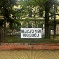 Pred početak tribine o Kosovu u Kragujevcu, na Đačkom trgu baner – Nedićevci nisu dobro došli, a studenti kažu da im gradska…