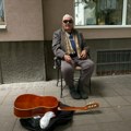 Radovan Vukelić (84) svira u Sremskoj Mitrovici za porodicu sa desetoro dece