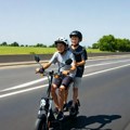 Uznemirujući snimak Vozačima stajala knedla u grlu: Dva dečaka vozila trotinet auto-putem kod Inđije