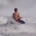 (Video) Dete spasilo dete! Dramatičan snimak borbe sa ogromnim talasima, oglasio se otac spasioca: "Ceo život se spremao za…