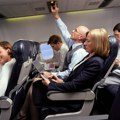 Zašto se svetla u avionu gase pre sletanja? Mnogi misle da je zbog atmosfere, a istina je skroz drugačija