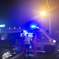 (Foto) Automobil uništen, delovi rasuti po putu. Stravična nesreća u Borči: Hitna pomoć na terenu.