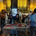 Tri srca na belom platnu: Novosađani oslikavaju transparente na Trgu slobode (FOTO, VIDEO)