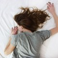 Vrele letnje noći i problemi sa spavanjem: Kako da se naspavamo?