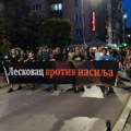 Na protestima u Leskovcu upućen zahtev lokalnim vlastima da deca i prosvetni radnici dobiju po 15.000 dinara