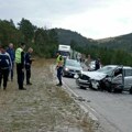 Žestok sudar na putu kod Zlatibora: Vatrogasci izvlačili povređenog iz slupanog auta, drugi nepomično leži (foto)