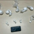 Uhapšen diler u Nišu: Pretresom stana policija pronašla 11 paketića kokaina (foto)