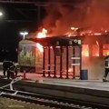 Zapalio se BG voz u Batajnici, obustavljen železnički saobraćaj iz Novog Sada VIDEO