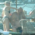 (Video) Tropski bar, pivo mi daj: Ljubomir Bandović se opustio na plaži u Kotoru: Nazdravlja sa kolegama, a zbog novog…