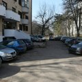 Komšije na Zvezdari u ratu zbog parkinga: Rezervišu mesta gajbicama i gumama, pa lome brisače i pišu preteće poruke (foto)