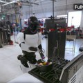 Tesla robot mesio testo i kuvao večeru: Evo šta sve Optimus sada ume da radi