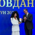 Dobili odlikovanje za vidovdan: Lidija Vukićević u belom kompletu ponosno primila priznanje, orden dobio i Đorđe David