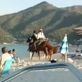 Haos na Tasosu: Konj pregazio devojčicu (5) dok se igrala na plaži, roditelji vrištali dok je ležala nepomična