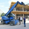 Stanari Bloka 4 se guše u smradu sa gradilišta bahatog investitora: „Udišemo otrove iz bitumen hidroizolacije, ali iz…
