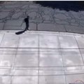 (Video) Šepa, pa zastaje na jednom mestu! Da li je ovo snimak osumnjičenog neposredno pre ubistva Čarlija Kirka?