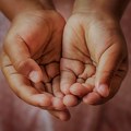 Dvogodišnju ćerku terala da prosi: Državljanka Srbije uhapšena u Crnoj Gori zbog trgovine ljudima: Policija zatekla devojčicu…