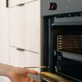 Zaboravite na hemikalije: Ovaj tajni sastojak čini čuda protiv masnoća u vašoj rernu - a sigurno ga već imate kod kuće