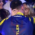 Postao najmlađi svetski šampion, brutalno započeo odbranu titule, sada svi pričaju o jednom poljupcu