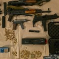 (Foto) Policija u Beogradu zaplenila arsenal oružja i drogu, uhapšene tri osobe