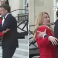 Poljubac Meloni i Makrona obišao svet: Premijerka Italije crveni dok je Emanuel ne ispušta iz ruku (video)