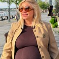 Veliki stomak u prvom planu Dea Đurđević ušla u sedmi mesec trudnoće! Evo kako izgleda, pozira u uskom i poručuje: "Iris…