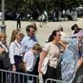Princ Filip i princeza Danica odbili kraljevski protokol: U redu sa građanima čekali ispred Hrama Svetog Save (video)