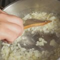 Gordon Remzi otkrio trik za dinstanje luka: Jedan dodatak menja teksturu, ukus i miris