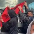 Tokom velikih protesta u Albaniji mladići zaustavili srpski šleper i okačili zastavu preko šoferšajbne