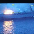 Vatra na brodu izmiče kontroli: Dramatičan snimak požara kod obala Holandije: Posada skočila u more, tone 3.000 automobila…