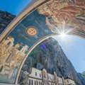 Zašto ljudi veruju da se na Ostrogu događaju čuda? Američki senator došao u ovoj manastir i naučio molitve na srpskom…