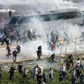Demonstranti pokušali da uđu u vojnu bazu u Turskoj, izbili neredi: Policija koristi suzavac i vodene topove