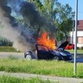 Jeziv prizor iz sremske mitrovice: Plamen guta automobil!