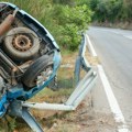 Sudar 2 teretna vozila kod Vrbasa: Jedno ostalo u kanalu kraj puta