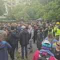 Građani i aktivisti blokirali zgradu suda i tužilaštva u Novom Sadu zahtevajući oslobađanje uhapšenih.