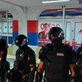 Žandarmerija čuva SNS prostorije u Novom Sadu koje su demonstranti zasuli jajima