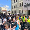 Maturanti u Čačku odbili da se rukuju sa gradonačelnikom i skandirali protiv vlasti