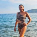 Ćerka Džeja Ramadanovskog u tigrastom kupaćem kostimu: Marija pokazala zavidnu liniju nakon porođaja i komentari pljušte samo…