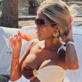 Voditeljka "Pinka" pozira u ubitačnom kupaćem na Ibici Silikonske grudi u prvom planu! Ispija koktel na plaži, baškari se u…