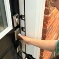 Horor u novoj kući Otključala vrata i zatekla unutra nepoželjnog stanara - prizor koji ledi krv u žilama! (video)