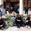 Grupa studenata koja je pešačila do Novog Sada prespavala ispred zgrade Gradske uprave u Čačku