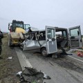 Žene bile u kombiju koji je naleteo na valjak na putu Irig-Ruma Vozač teško povređen: Najnoviji detalji nesreće