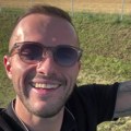 "Davala mi je njen auto, a ona je išla autobusom": Pevač raskinuo veridbu sa 18 godina starijom koleginicom, pa oženio…