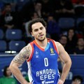 Efes se ne predaje, Lojd i Larkin srušili Fener, povreda Melija obeležila meč