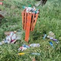 Sečanj: Nataloženo smeće i prepune kante ispod putničkog mosta